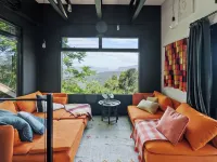 Cabane Treehouse Retreat with Mountain Views Hotels in Beechmont