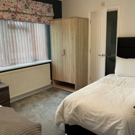 Room in Guest Room - Family Room with Private Bathroom Отели в г. Барнет