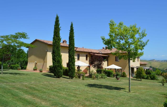 Large Apartment with Shared Swimming Pool in Crete Senesi