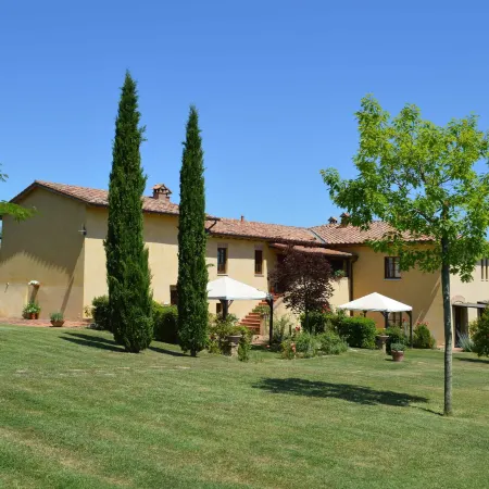 Large Apartment with Shared Swimming Pool in Crete Senesi