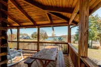 Dog-friendly, Lake View Cabin w/ Furnished Decks, Ping-pong & Darts - 3-Sterne
