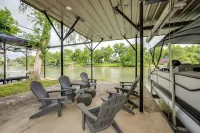 Outdoor Entertainment Space Home in McQueeney - Homestays