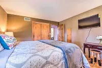 Fenced Yard Fox River Grove Home, Dogs Welcome - Pet friendly
