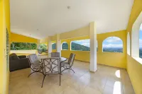 Hilltop Getaway with Huge Terrace - สระว่ายน้ำส่วนตัว