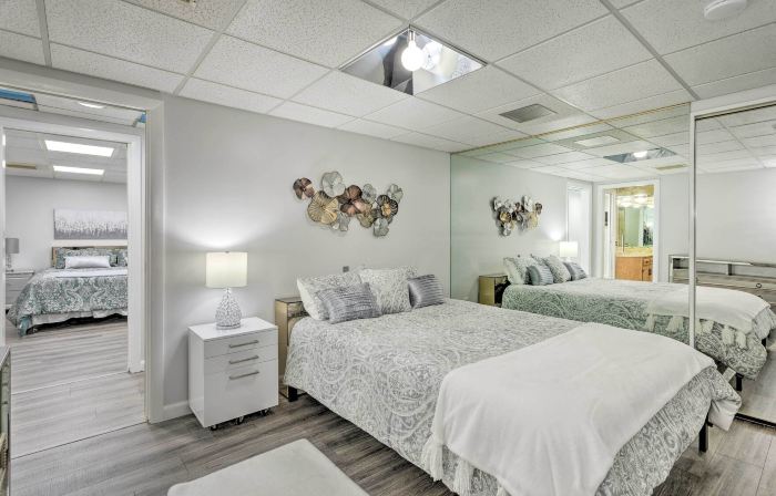 Walk to Pawtucket Country Club! Sleek Condo