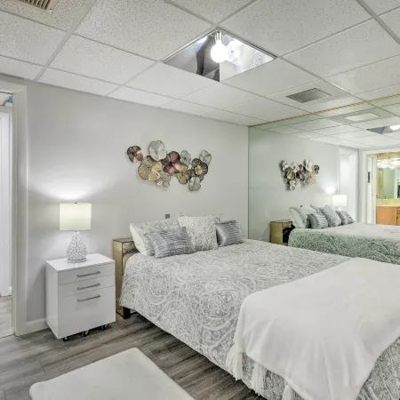 Walk to Pawtucket Country Club! Sleek Condo