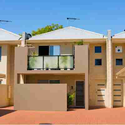 Unit Close Airport, Hospital, Shops and Transport Hotel Exterior