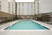 Homewood Suites by Hilton Chesapeake-Greenbrier - piscina