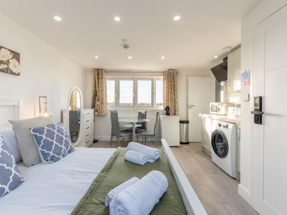 Chic Loft Studio Near London - EV Charger