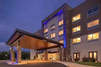 Holiday Inn Express & Suites Farmville Hotel dekat Longwood University