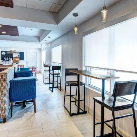 Holiday Inn Express & Suites WOODBRIDGE by IHG