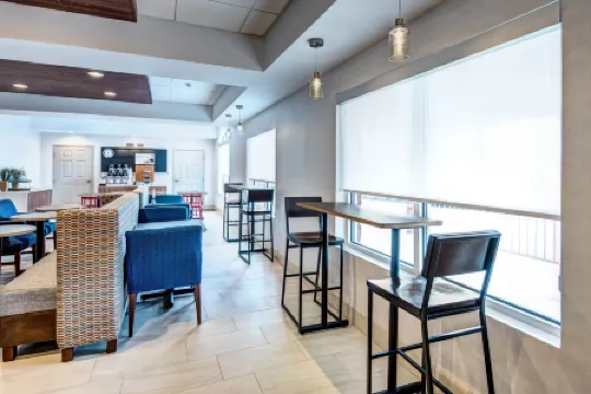 Holiday Inn Express & Suites WOODBRIDGE by IHG