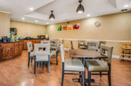 ควอลิตี้ อินน์ โอ๊คริดจ์ - น็อกซ์วิลล์ เวสต์ โรงแรมในโอคริดจ์