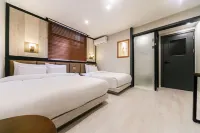 나무늘보호텔 창원명서점