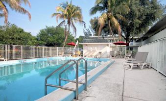 Travelodge by Wyndham Pompano Beach