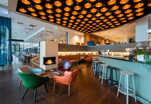 2. 코트야드 바이 ..