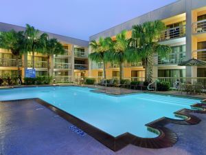 DoubleTree by Hilton Hotel Houston Hobby Airport