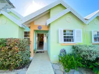 The Gem is Located a Few Minutes Walk to the Gorgeous Bottom Bay Beach فنادق في 