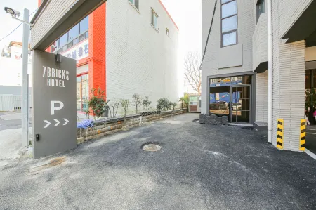 Seven Bricks Hotel