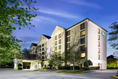 Holiday Inn Express & Suites Alpharetta - Windward Parkway Отели рядом с достопримечательностью «Bonobos»