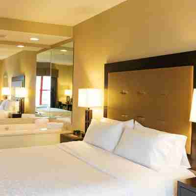 Holiday Inn Express & Suites OLATHE NORTH by IHG Rooms
