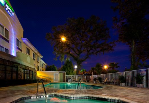 5. 홀리데이 인 익..