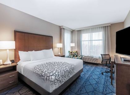 La Quinta Inn & Suites by Wyndham Kansas City Beacon Hill