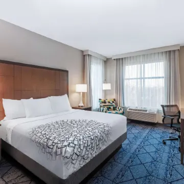 La Quinta Inn & Suites by Wyndham Kansas City Beacon Hill Отели рядом с достопримечательностью «Стадион «Эрроухед»»