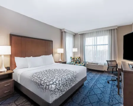 La Quinta Inn & Suites by Wyndham Kansas City Beacon Hill Hotels in Kansas City