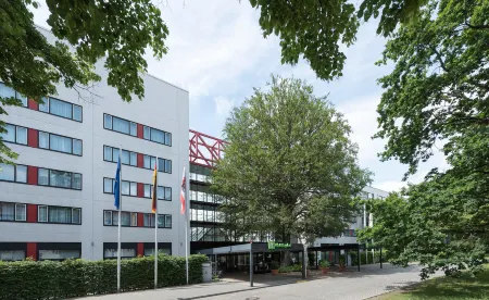 Holiday Inn Berlin City-West Отели рядом с достопримечательностью «Embassy of the Netherlands»