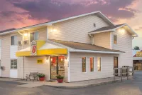 Super 8 by Wyndham Moberly MO Отели рядом с достопримечательностью «Wabash Bar and Grill»