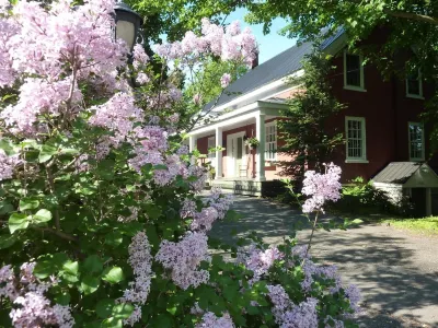 Le Passe-Partout Hotels in Cowansville