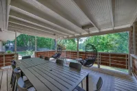 Luxury Lakefront Oasis with Boat Dock-Firepit Hotels in McQueeney