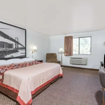 Super 8 by Wyndham Prince Frederick