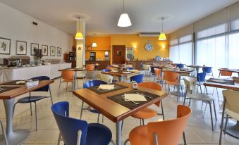a large dining area with multiple tables and chairs arranged for a group of people to enjoy a meal together at Best Western Titian Inn Hotel Venice Airport