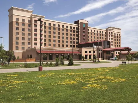 Embassy Suites by Hilton Minneapolis North Отели в г. Коламбия-Хайтс