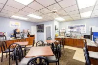 Days Inn by Wyndham Cocoa Beach Port Canaveral - breakfast