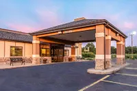 Country Inn & Suites by Radisson, Muskegon, MI - parking