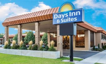 Days Inn & Suites by Wyndham Logan