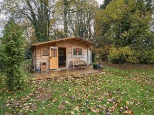 Punch Tree Cabins, Couples, Hot Tub Wood Burning