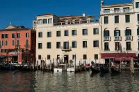 H10 Palazzo Canova Hôtels à : 