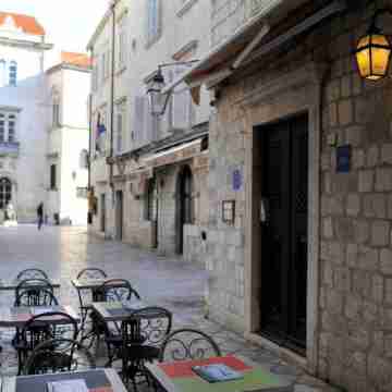 Apartment Flower Dining/Meeting Rooms