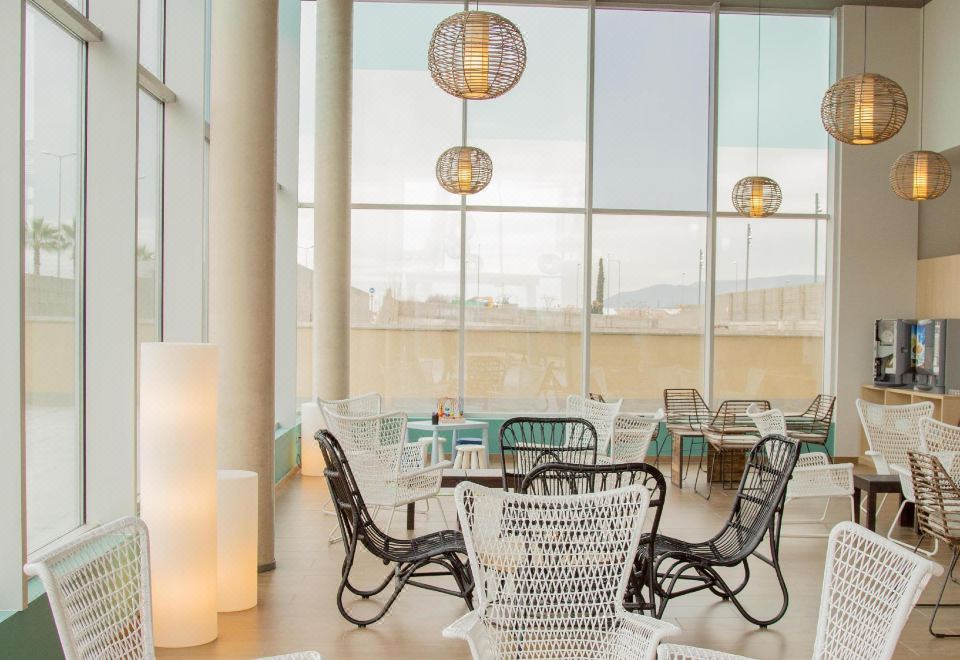 B&B 호텔 로비 및 무료 커피 제공 공간