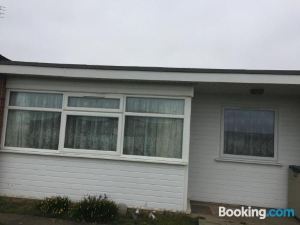 2 Bed Dog Friendly Chalet on Sunbeach Scratby