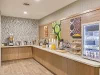 La Quinta Inn & Suites by Wyndham Logan - breakfast