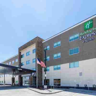 Holiday Inn Express & Suites Springfield North Hotel Exterior