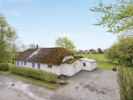 "Filippus" - 30km from the Sea Отели в г. Тённер