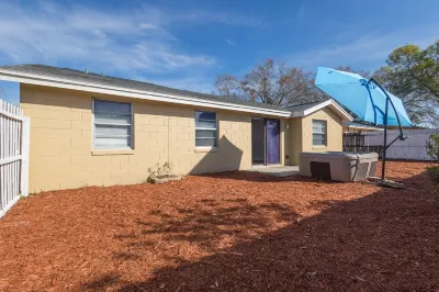 Sleeps 6 Hot Tub Fenced Yard Cozy Chic Hotels near Walgreens