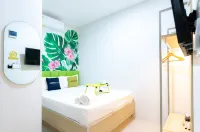 Urbanview Hotel R House Batam by RedDoorz Hotels in Nongsa
