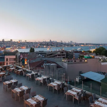 DoubleTree by Hilton Istanbul - Sirkeci Отели рядом с достопримечательностью «Дворец Топкапи Паладже»